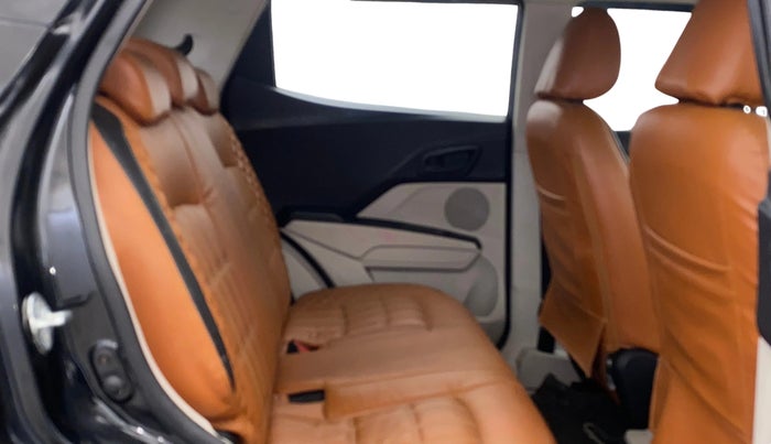 2021 Mahindra XUV300 W6 1.2 PETROL, Petrol, Manual, 31,263 km, Right Side Rear Door Cabin