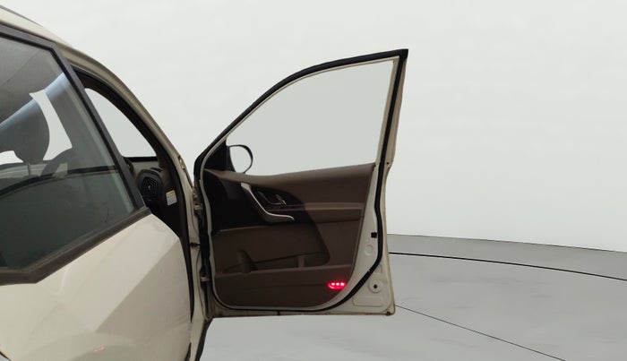 2015 Mahindra XUV500 W8, Diesel, Manual, 1,14,318 km, RHS Front Door