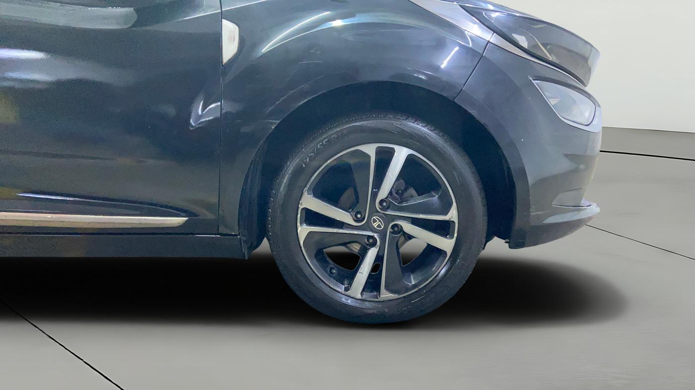 2022 Tata ALTROZ XZ PLUS PETROL DARK EDITION, Petrol, Manual, 71,467 km, Right Front Wheel