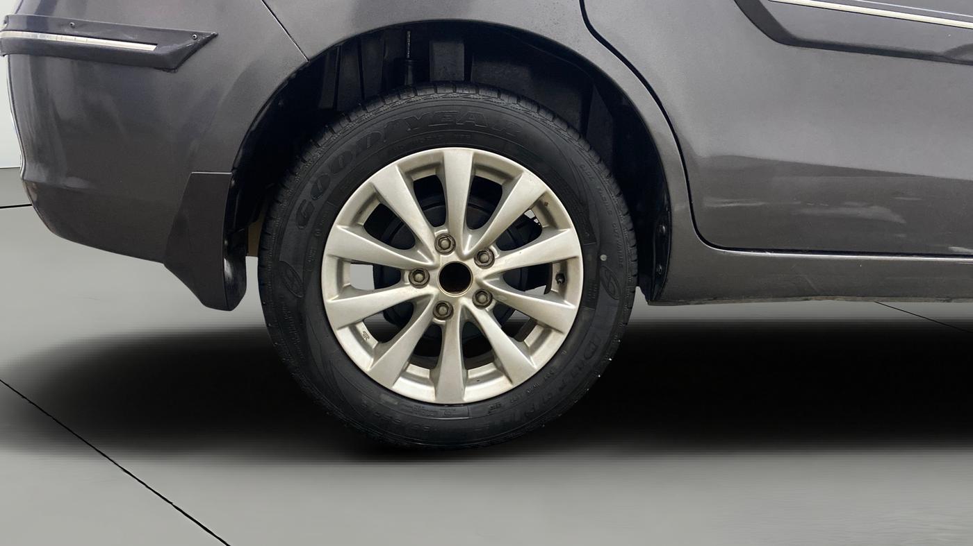 2014 Maruti Ertiga ZXI, Petrol, Manual, 40,526 km, Right Rear Wheel