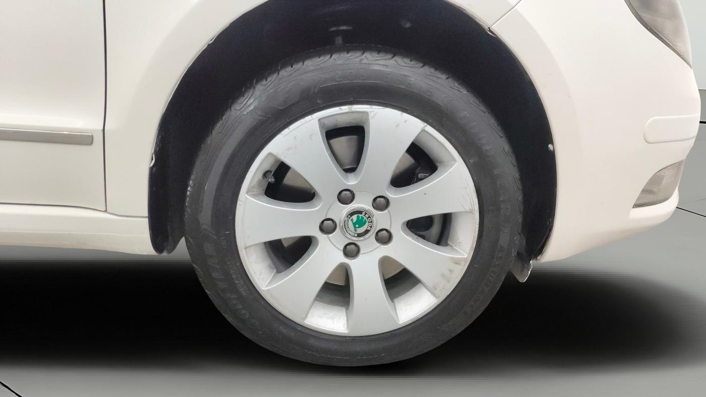 2013 Skoda Superb ELEGANCE 2.0 TDI CR AT, Diesel, Automatic, 68,183 km, Right Front Wheel