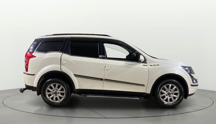 2017 Mahindra XUV500 G AT, Petrol, Automatic, 33,108 km, Right Side View