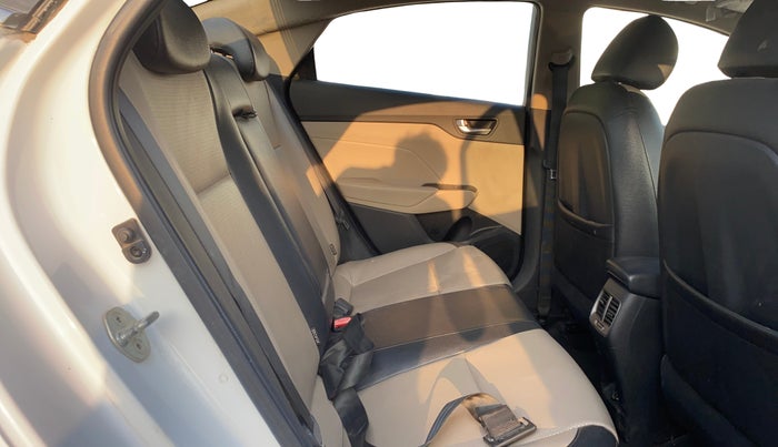 2017 Hyundai Verna 1.6 VTVT SX (O) AT, Petrol, Automatic, 43,429 km, Right Side Rear Door Cabin