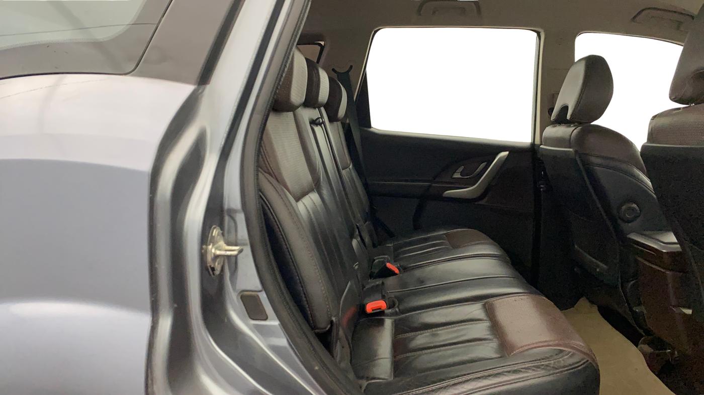 2014 Mahindra XUV500 W8, Diesel, Manual, 86,374 km, Right Side Rear Door Cabin