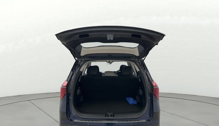 2022 Mahindra XUV700 AX 5 P MT 5 STR, Petrol, Manual, 46,331 km, Boot Door Open