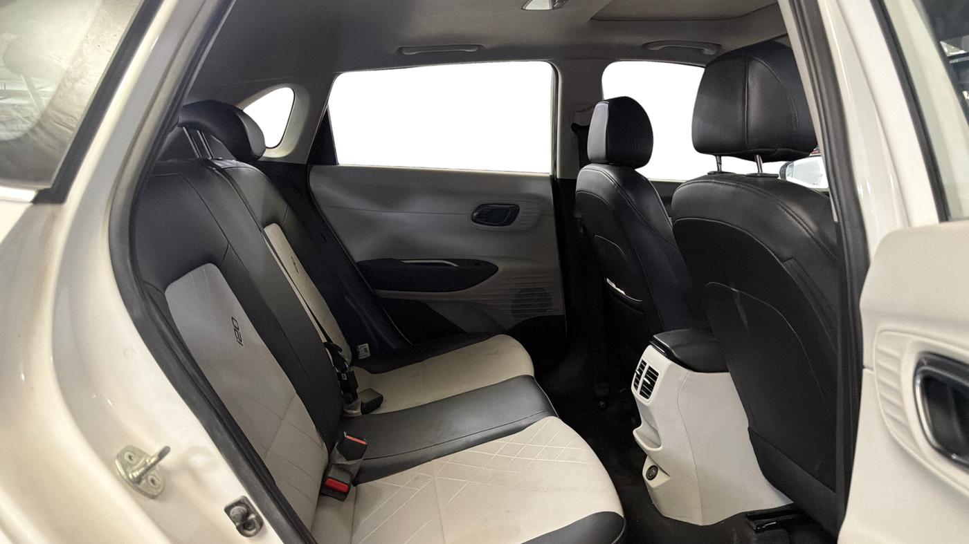 2023 Hyundai NEW I20 ASTA (O) 1.2 MT, Petrol, Manual, 23,176 km, Right Side Rear Door Cabin