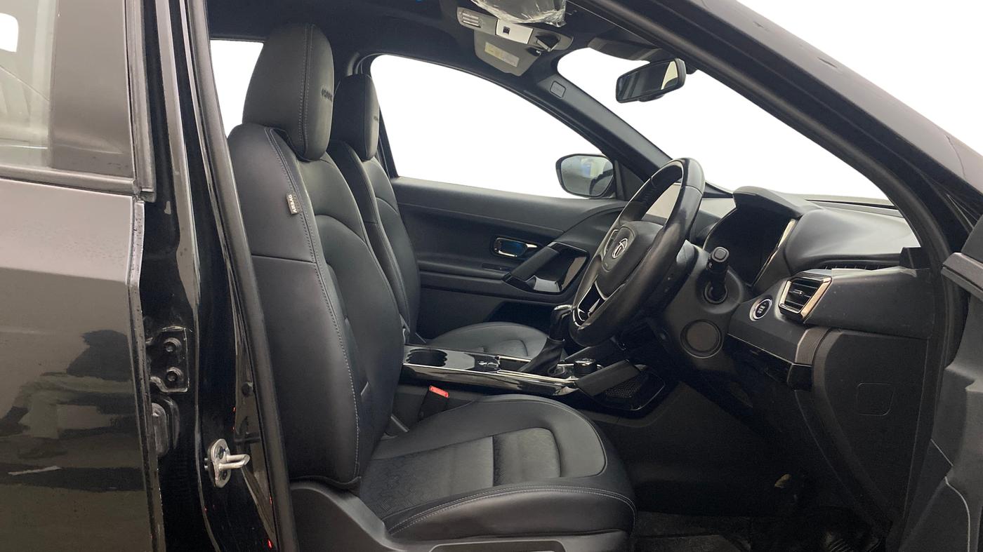 2023 Tata Safari XZA PLUS O DARK EDITION, Diesel, Automatic, 32,661 km, Right Side Front Door Cabin