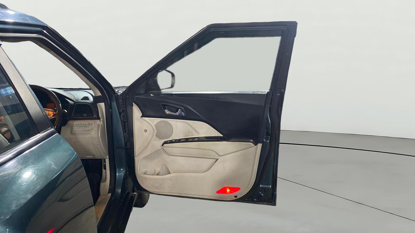 2021 Mahindra XUV300 W8 (O) 1.2 PETROL, Petrol, Manual, 93,933 km, RHS Front Door