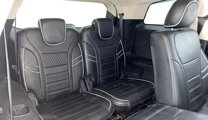 2022 Mahindra XUV700 AX 5 P MT 5 STR, Petrol, Manual, 72,134 km, Third Seat Row ( optional )