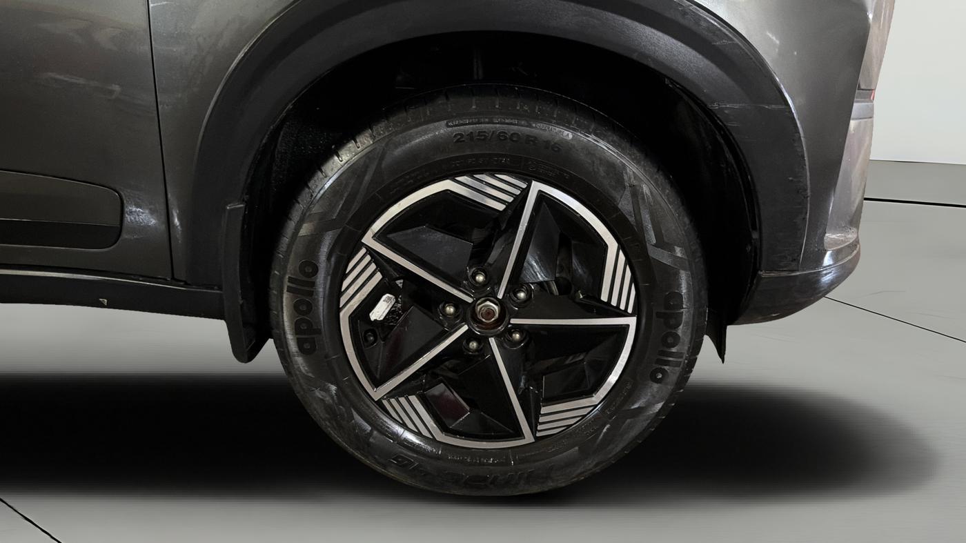 2023 Tata NEXON FEARLESS + SUNROOF DCA DUAL TONE 1.2 PETROL, Petrol, Automatic, 62,802 km, Right Front Wheel