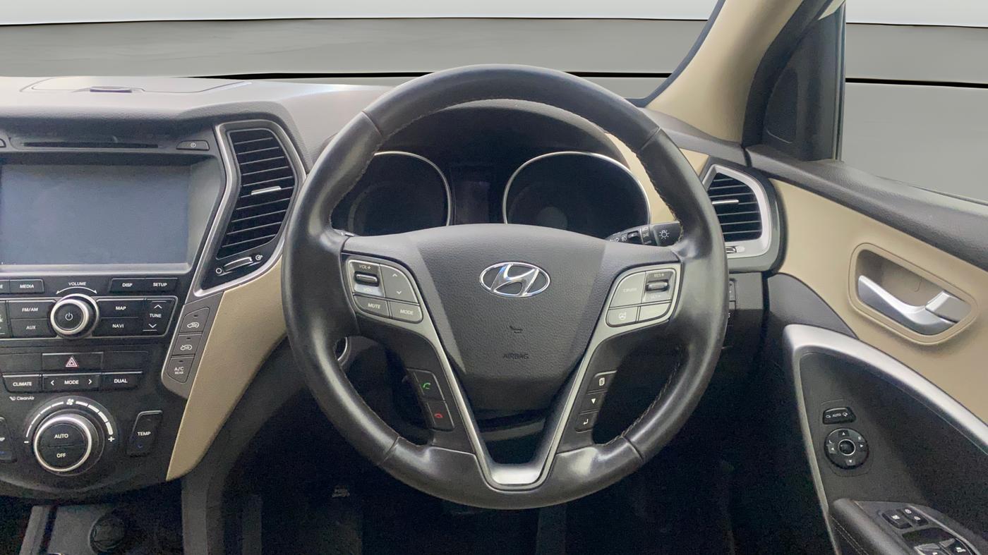 2015 Hyundai Santa Fe 4 WD AT, Diesel, Automatic, 81,011 km, Steering Wheel Close Up