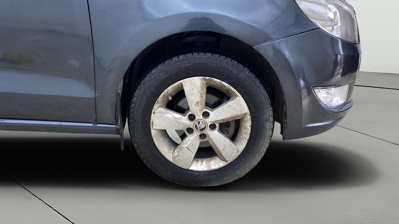 2015 Skoda Rapid 1.6 MPI STYLE PLUS, CNG, Manual, 1,29,687 km, Right Front Wheel