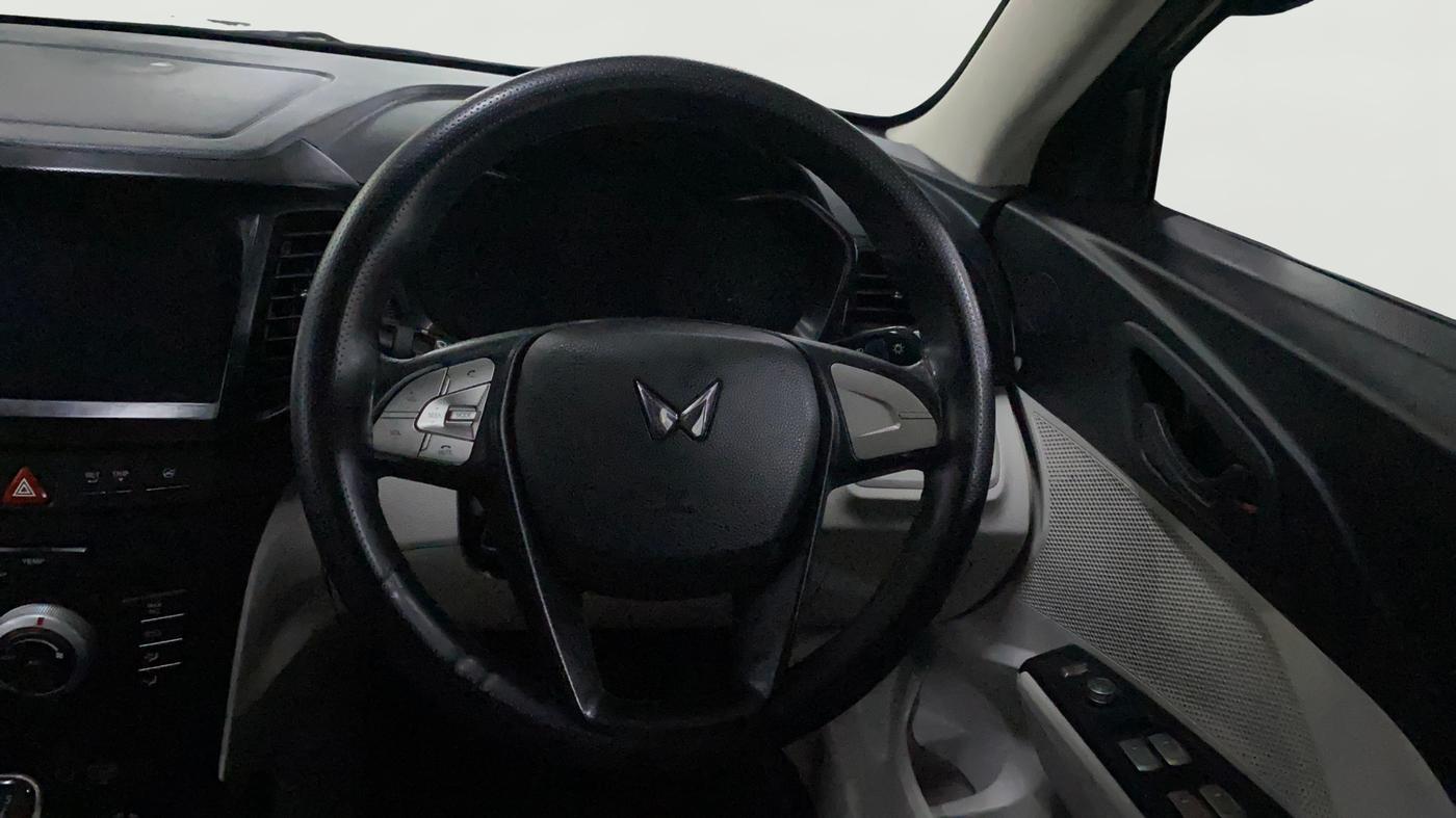 2023 Mahindra XUV300 W6 1.2 PETROL, Petrol, Manual, 41,020 km, Steering Wheel Close Up