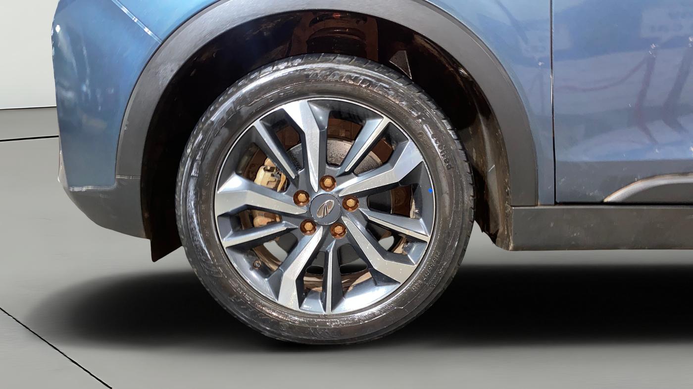 2021 Mahindra XUV300 W8 (O) 1.5 DIESEL AMT DUAL TONE, Diesel, Automatic, 43,432 km, Left Front Wheel