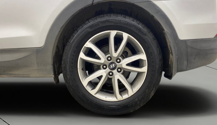 2015 Hyundai Santa Fe 4 WD AT, Diesel, Automatic, 1,28,045 km, Left Rear Wheel