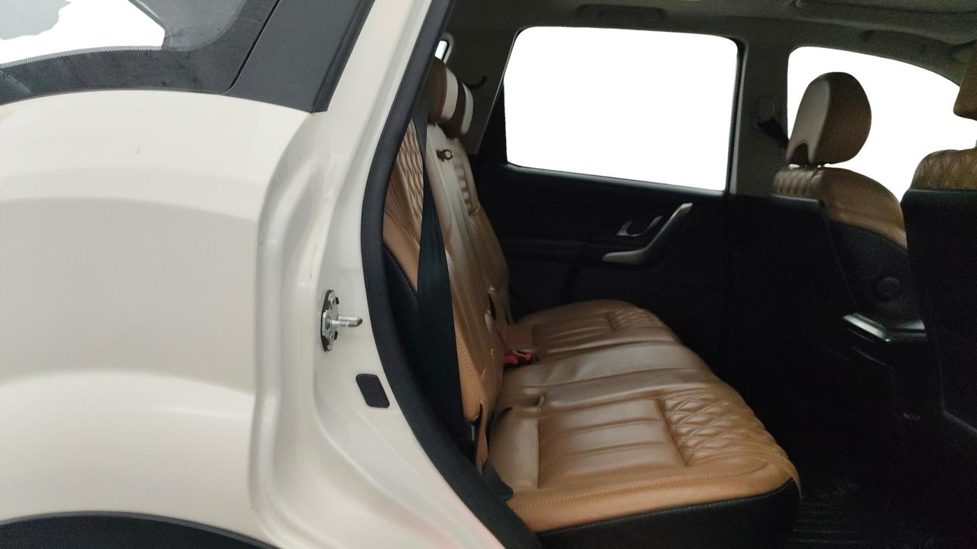 2021 Mahindra XUV500 W11 AT, Diesel, Automatic, 64,516 km, Right Side Rear Door Cabin