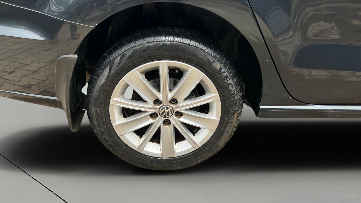 2016 Volkswagen Vento HIGHLINE PETROL AT, Petrol, Automatic, 25,550 km, Right Rear Wheel