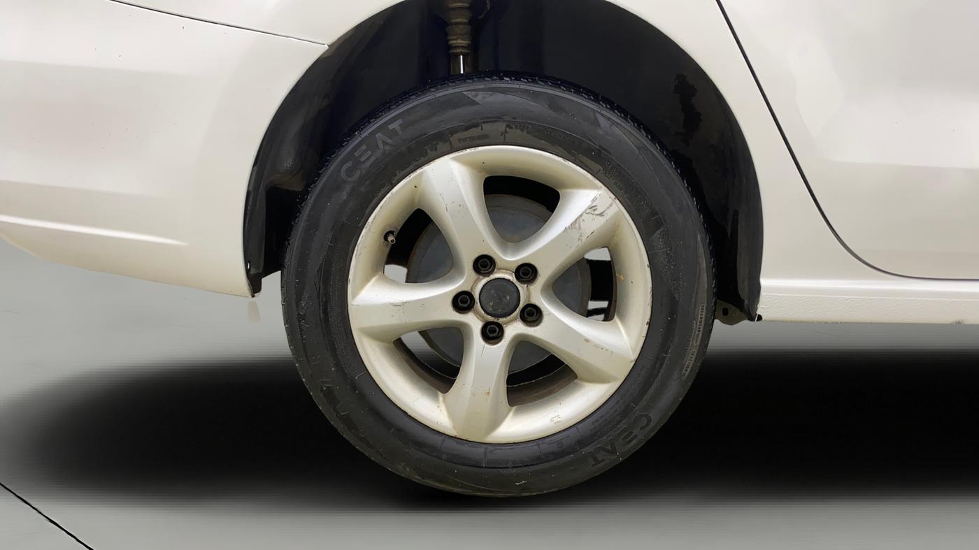 2013 Skoda Rapid AMBITION 1.6 TDI CR MT PLUS ALLOY, Diesel, Manual, 1,19,608 km, Right Rear Wheel