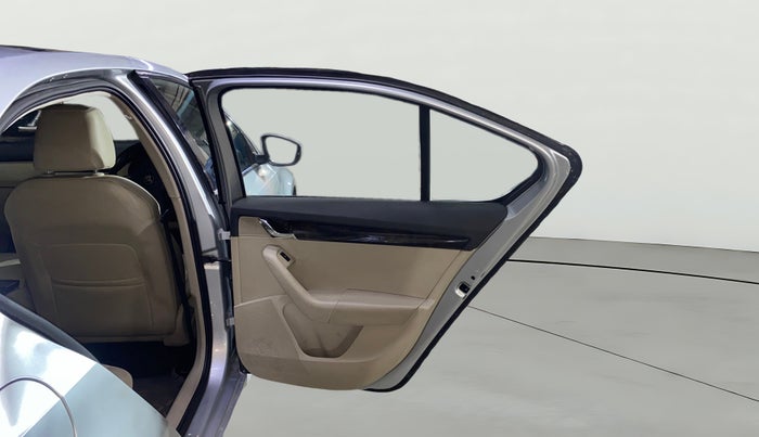 2016 Skoda Octavia STYLE PLUS AT 1.8 TSI, Petrol, Automatic, 58,090 km, RHS Rear Door