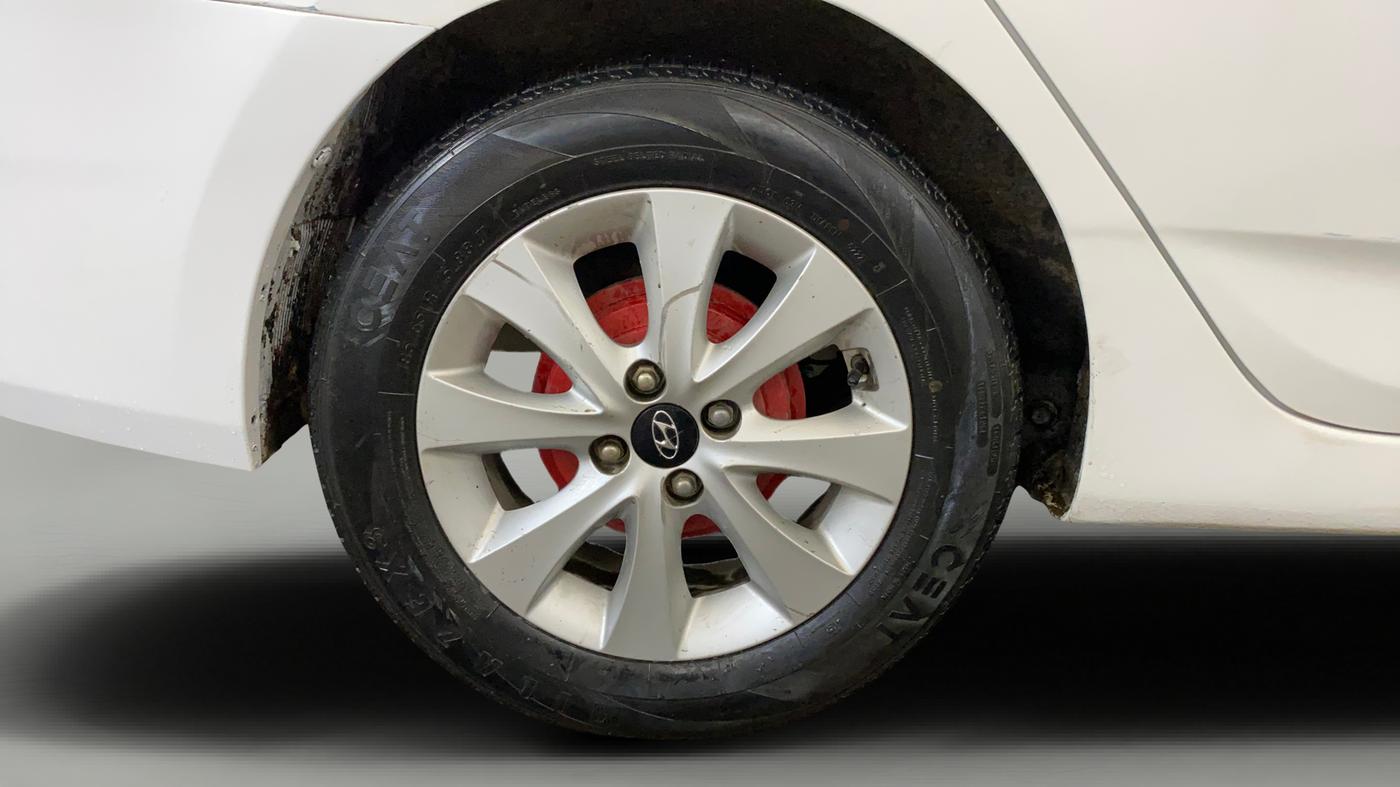 2015 Hyundai Verna FLUIDIC 4S 1.6 VTVT S, CNG, Manual, 71,680 km, Right Rear Wheel