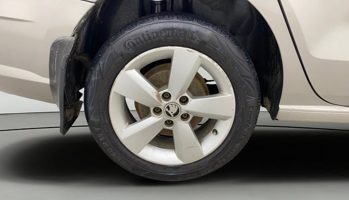 2017 Skoda Rapid STYLE 1.6 MPI, Petrol, Manual, 1,26,040 km, Right Rear Wheel