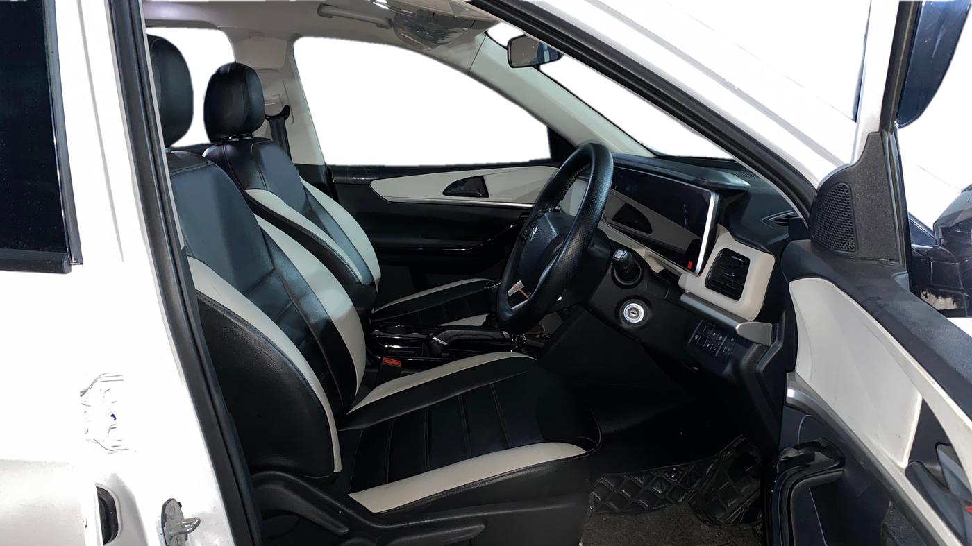 2022 Mahindra XUV700 AX 5 P MT 7 STR (E), Petrol, Manual, 14,076 km, Right Side Front Door Cabin