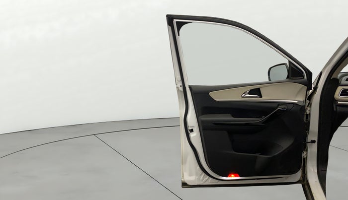 2022 Mahindra XUV700 AX 7 LUXURY P AT 7 STR, Petrol, Automatic, 13,673 km, LHS Front Door