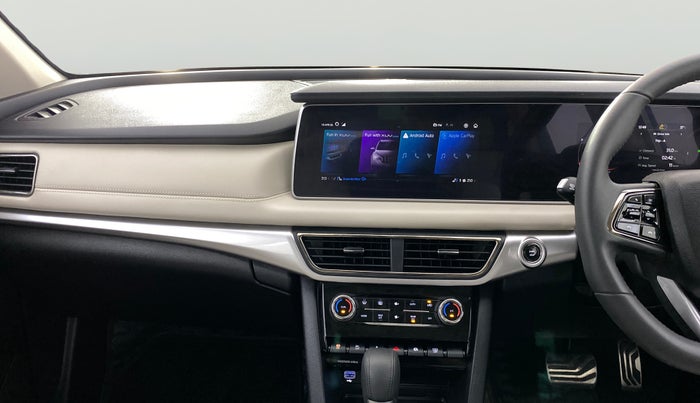 2024 Mahindra XUV700 AX 7 LUXURY P AT 7 STR, Petrol, Automatic, 24,946 km, Air Conditioner