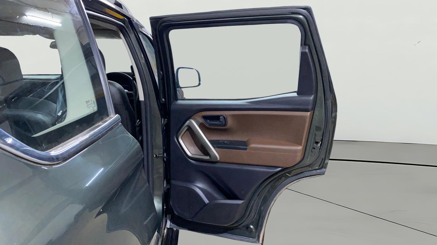 2023 Mahindra SCORPIO-N Z6 DIESEL MT 2WD 7 STR, Diesel, Manual, 33,077 km, RHS Rear Door