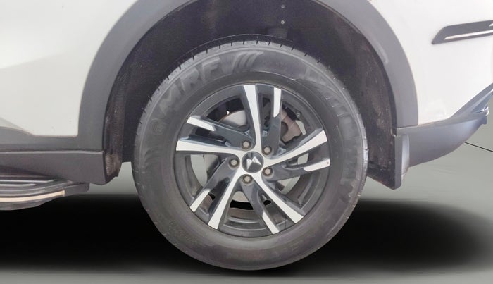 2022 Mahindra XUV700 MX P MT 5 STR, Petrol, Manual, 12,995 km, Left Rear Wheel
