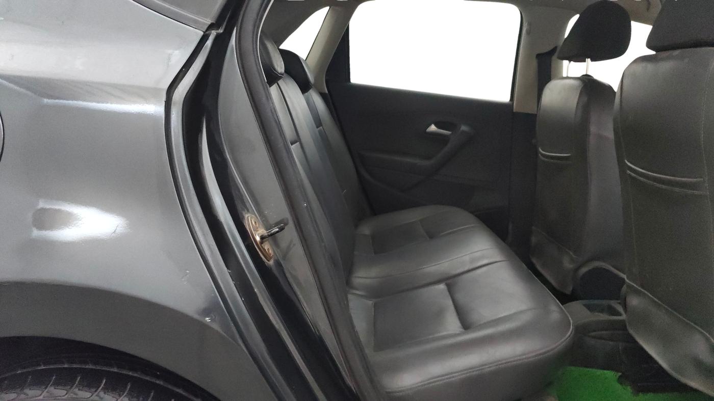 2015 Volkswagen Polo COMFORTLINE 1.5L, Diesel, Manual, 1,30,121 km, Right Side Rear Door Cabin