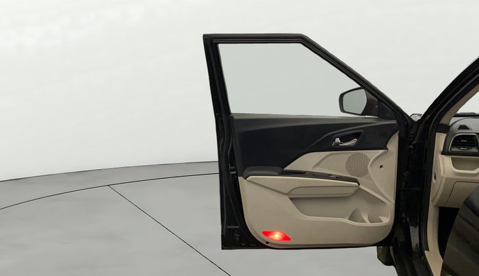 2020 Mahindra XUV300 W8 (O) 1.2 PETROL, Petrol, Manual, 83,644 km, LHS Front Door