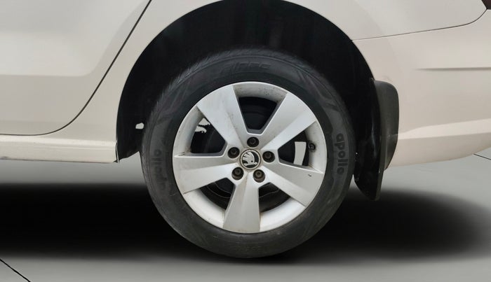 2017 Skoda Rapid AMBITION 1.6 MPI MT, Petrol, Manual, 43,118 km, Left Rear Wheel