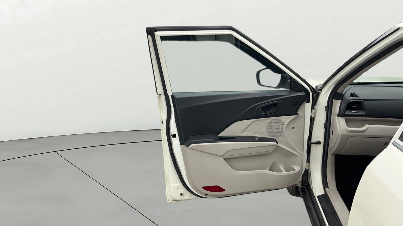 2022 Mahindra XUV300 W6 1.2 PETROL AMT, Petrol, Automatic, 19,036 km, LHS Front Door