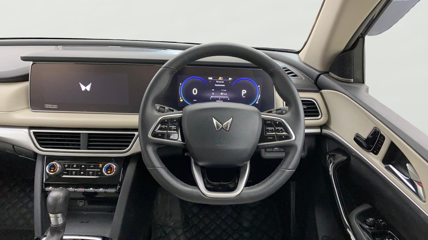 2021 Mahindra XUV700 AX 7 LUXURY P AT 7 STR, Petrol, Automatic, 28,832 km, Steering Wheel Close Up
