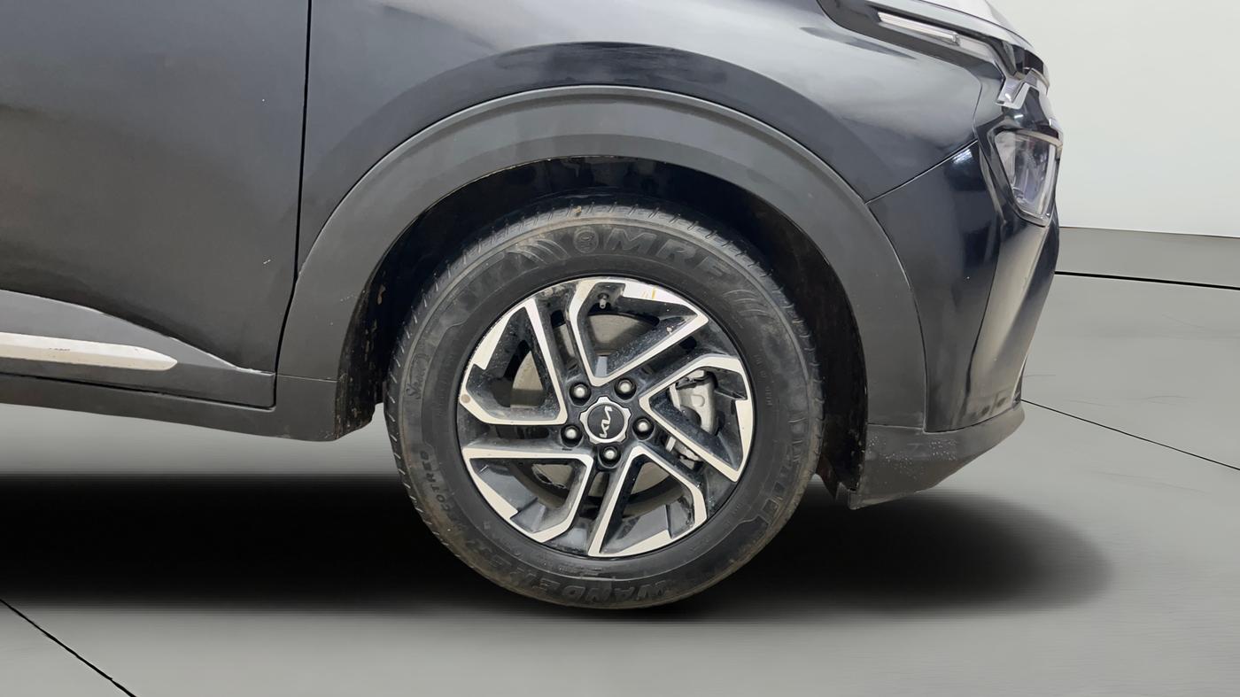 2022 KIA CARENS LUXURY PLUS 1.4 PETROL DCT 7 STR, Petrol, Automatic, 63,105 km, Right Front Wheel
