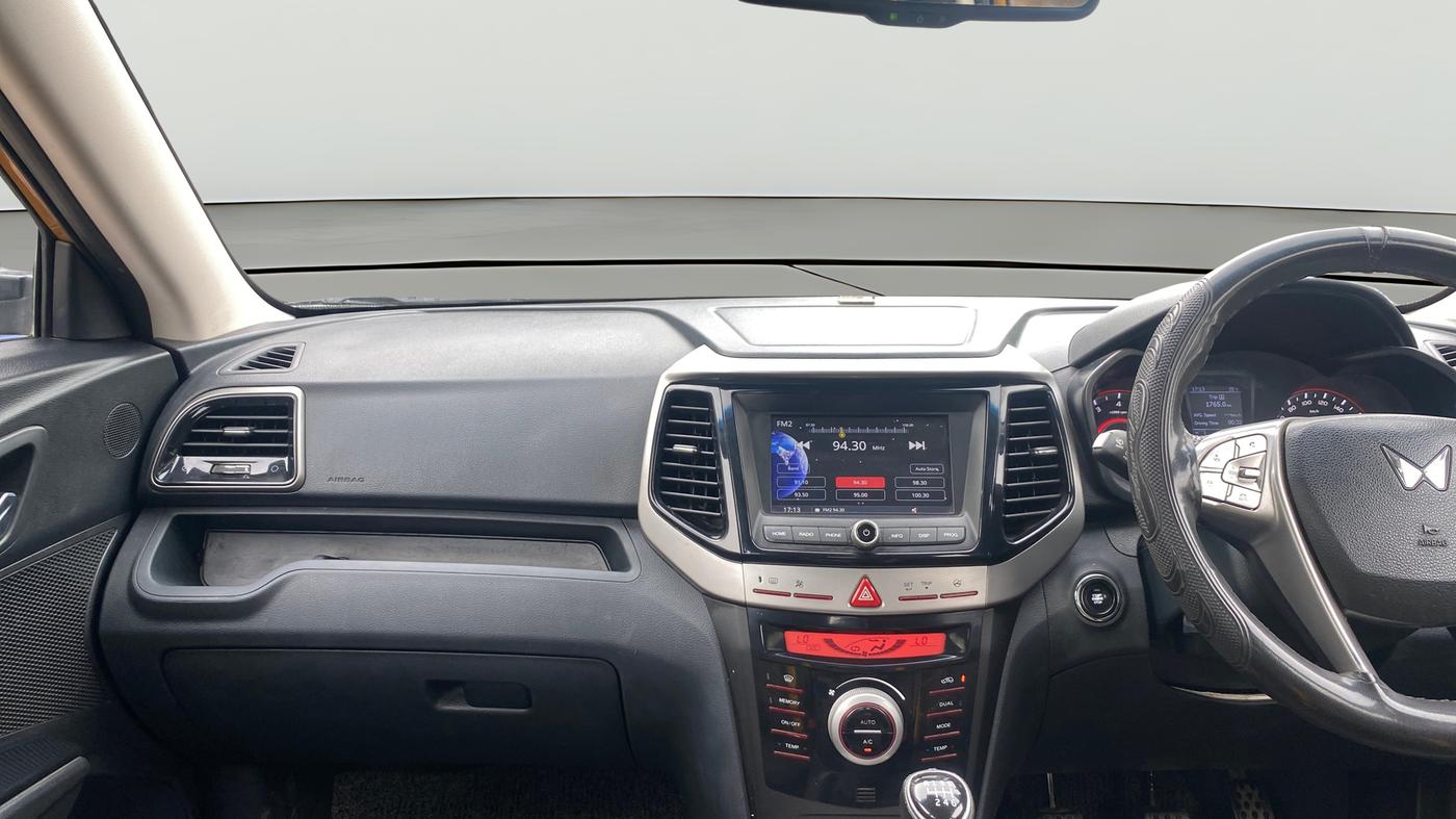 2022 Mahindra XUV300 W8(O) 1.2 PETROL DUAL TONE, Petrol, Manual, 66,105 km, Air Conditioner