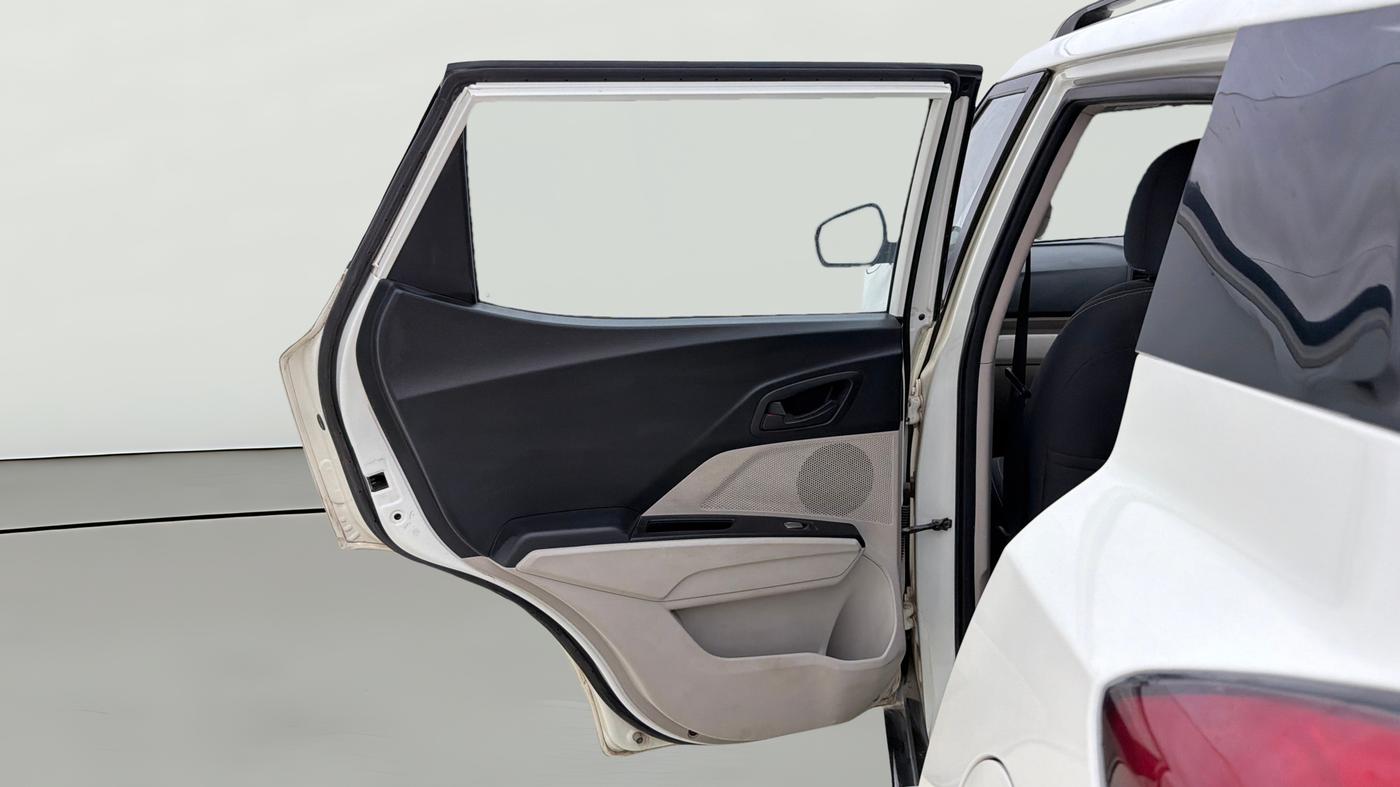 2022 Mahindra XUV300 W6 1.2 PETROL AMT, Petrol, Automatic, 27,895 km, LHS Rear Door