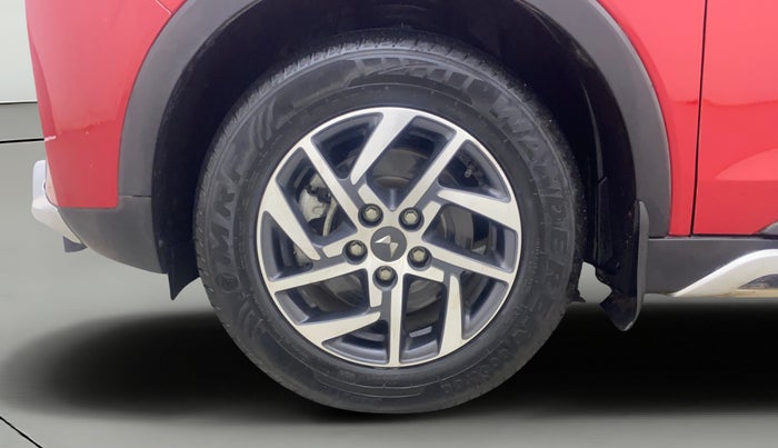 2023 Mahindra XUV300 W8 (O) 1.2 PETROL AMT, Petrol, Automatic, 18,366 km, Left Front Wheel