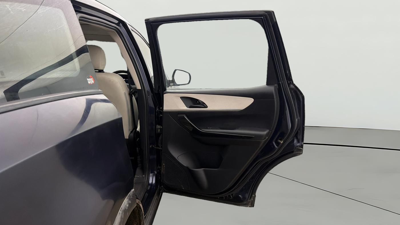 2022 Mahindra XUV700 AX 5 P MT 5 STR, Petrol, Manual, 66,297 km, RHS Rear Door