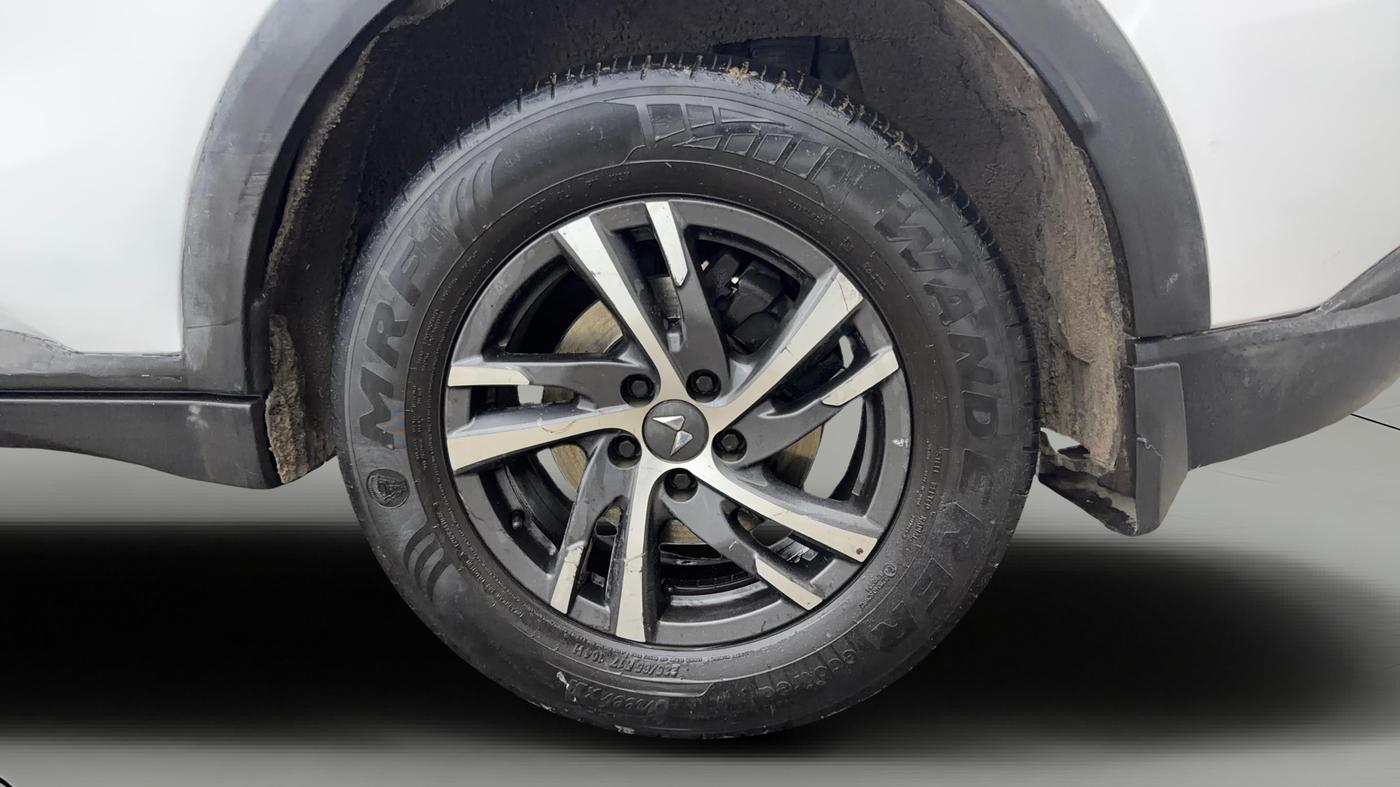 2022 Mahindra XUV700 AX 5 P MT 7 STR, Petrol, Manual, 55,215 km, Left Rear Wheel