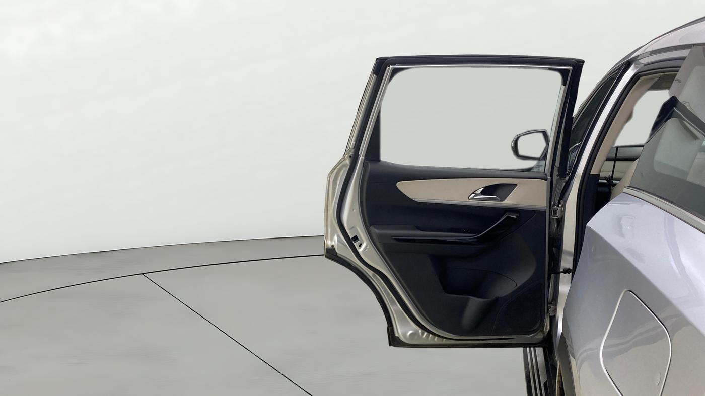 2021 Mahindra XUV700 AX 7 LUXURY P AT 7 STR, Petrol, Automatic, 47,374 km, LHS Rear Door