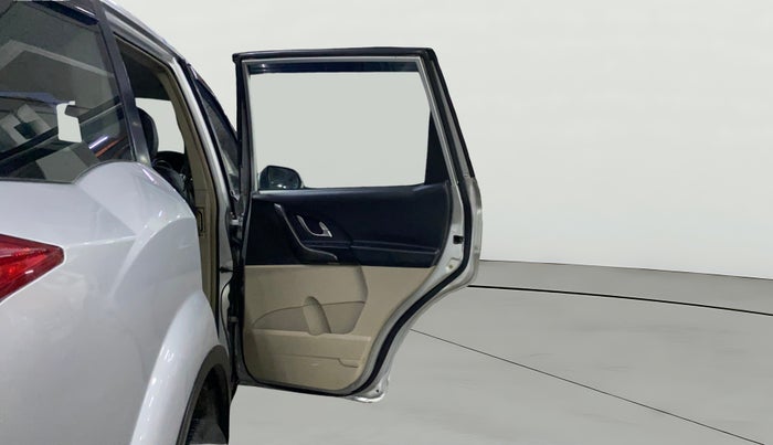 2016 Mahindra XUV500 W6, Diesel, Manual, 80,290 km, RHS Rear Door