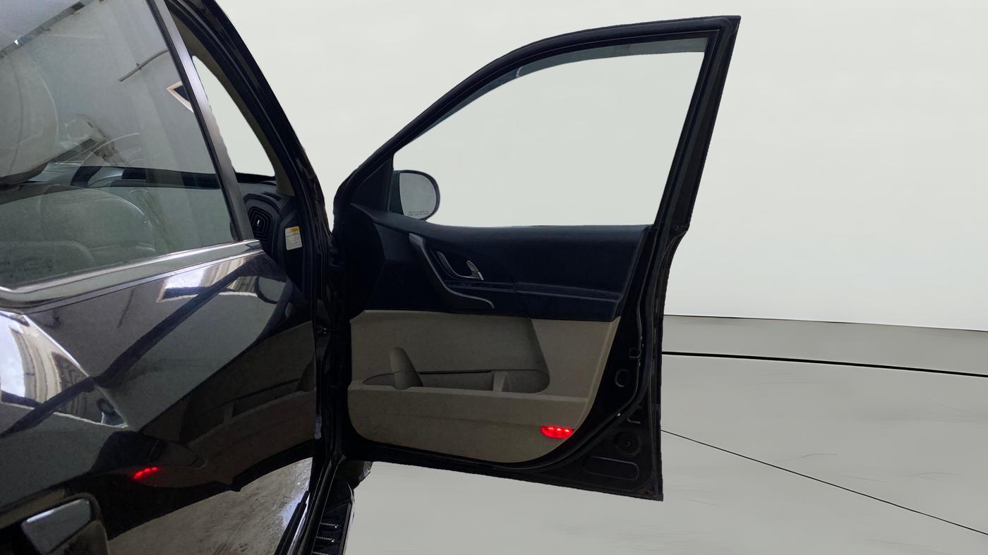 2017 Mahindra XUV500 W10 AT, Diesel, Automatic, 56,401 km, RHS Front Door