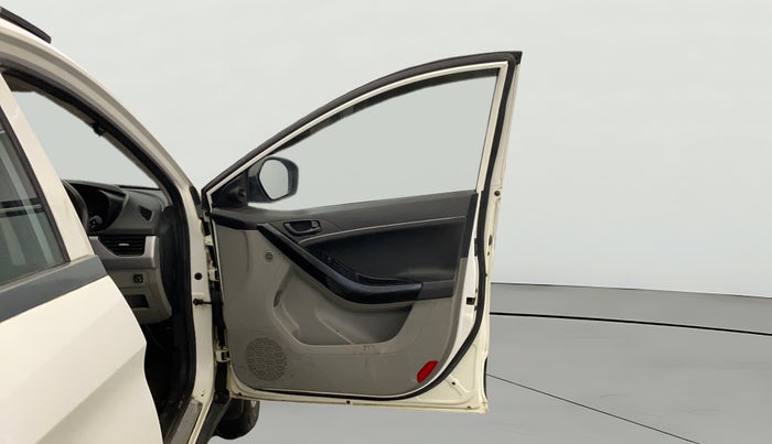 2019 Tata NEXON XM PETROL, CNG, Manual, 77,136 km, RHS Front Door