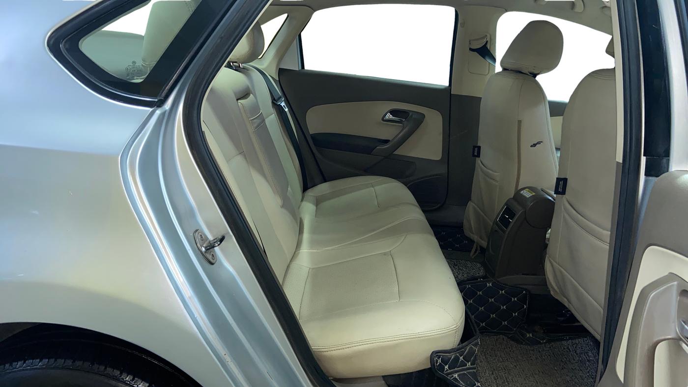 2015 Skoda Rapid 1.5 TDI CR AMBITION PLUS, Diesel, Manual, 1,28,008 km, Right Side Rear Door Cabin