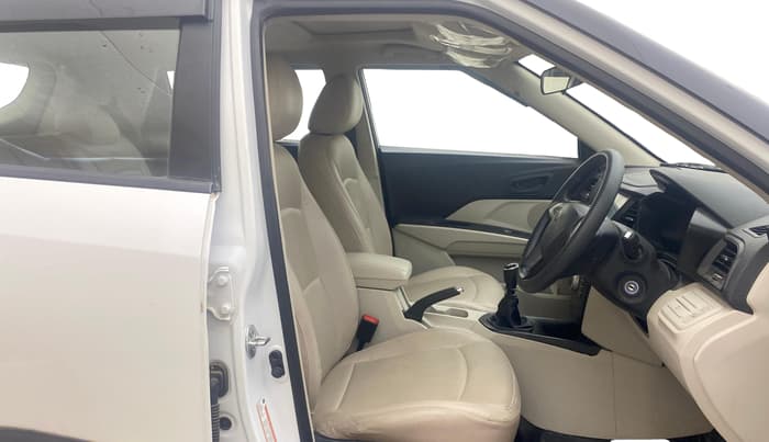 2023 Mahindra XUV300 W6 1.2 PETROL, Petrol, Manual, 28,302 km, Right Side Front Door Cabin