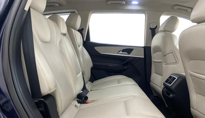2022 Mahindra XUV700 AX 7 D MT 7 STR, Diesel, Manual, 68,571 km, Right Side Rear Door Cabin