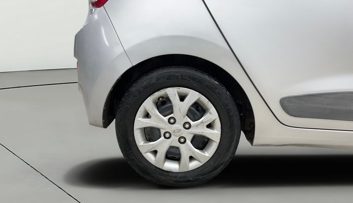 2015 Hyundai Grand i10 SPORTZ 1.2 KAPPA VTVT, CNG, Manual, 1,16,099 km, Right Rear Wheel