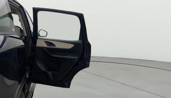 2022 Mahindra XUV700 AX 5 P MT 7 STR, Petrol, Manual, 38,236 km, RHS Rear Door